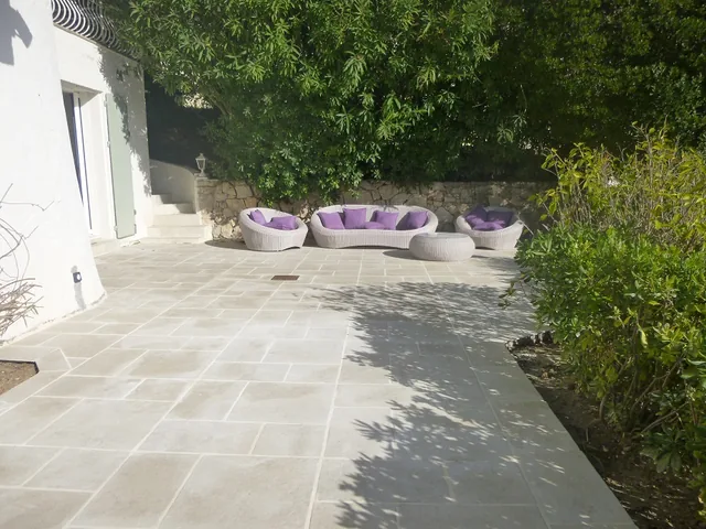 Terrasse de 120 m² totalement refaite en 2020, face à la mer