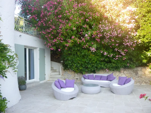 Terrasse avec salon de jardin