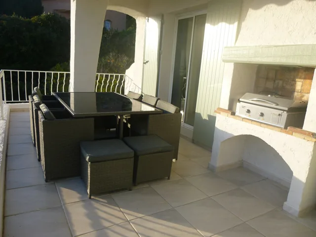 Terrasse du rez-de-chaussée avec plancha électrique