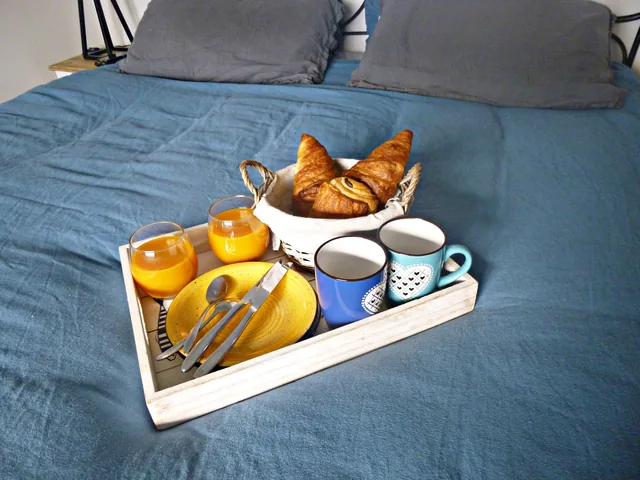 Petit-déjeuner au lit avec vue mer