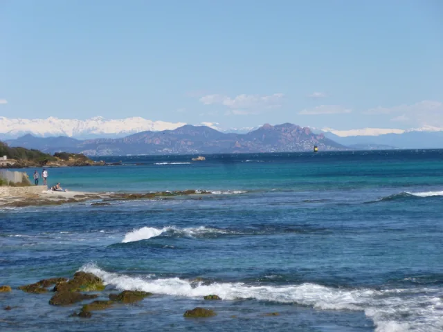 Vue sur Saint-Raphael et les Alpes du Sud