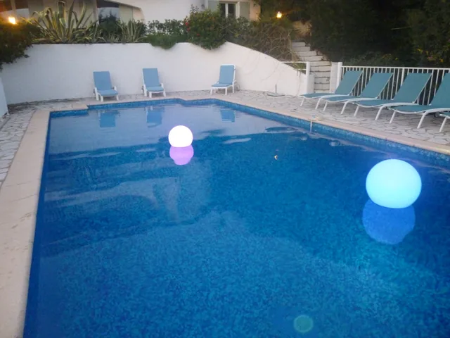 Boules éclairées pour la piscine