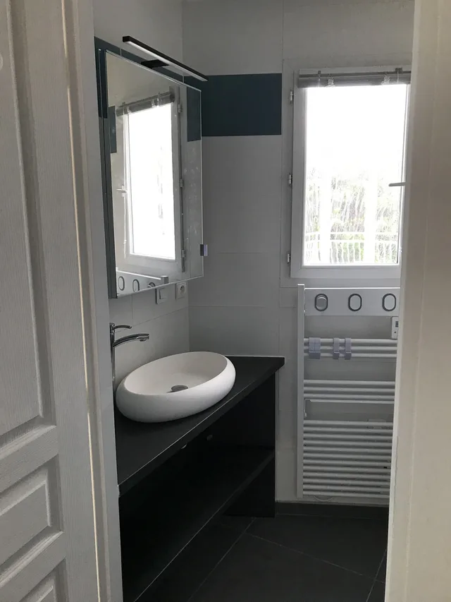 Salle d eau de la chambre la Tropezienne