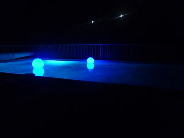 Boules dans la piscine de nuit