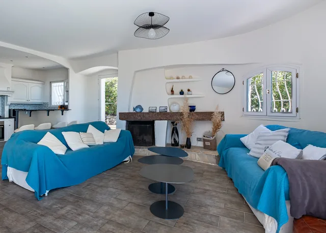 Séjour du rez-de-chaussée avec 2 canapés confortables