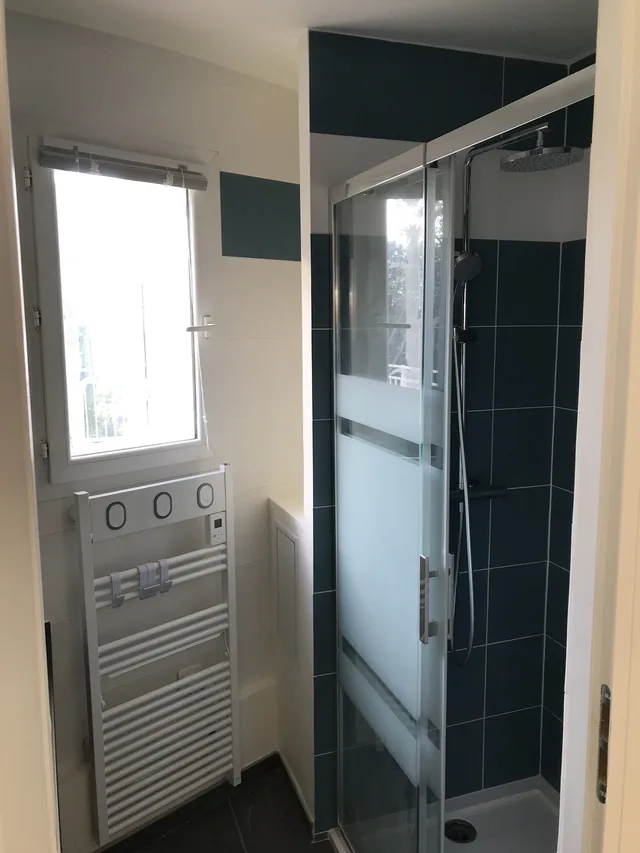 Salle d eau de la chambre la Tropezienne