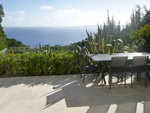 La même terrasse, pour vos repas ou de joyeuses parties de ping-pong face à la mer