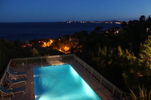 Vue de nuit sur Saint-Tropez avec la piscine éclairée