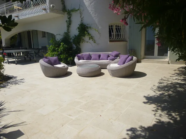 Terrasse avec salon de jardin